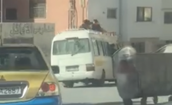 ضبط سائق حمّل ركابا على ظهر الحافلة
