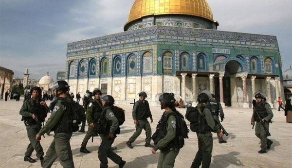 قوات الاحتلال الإسرائيلي تعتقل محافظ القدس ...فيديو