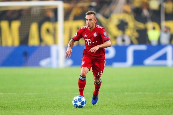 ماذا حدث للاعب كرة قدم عالمي تنكر في زي عربي ويحمل قنابل