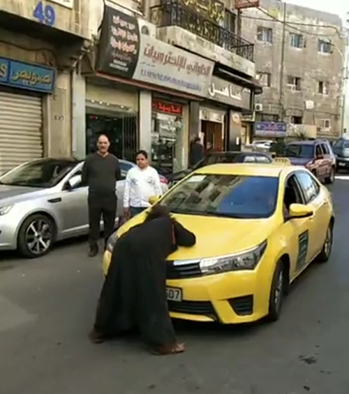 سيدة تعرض نفسها للخطر وتزعج المواطنين في وسط البلد