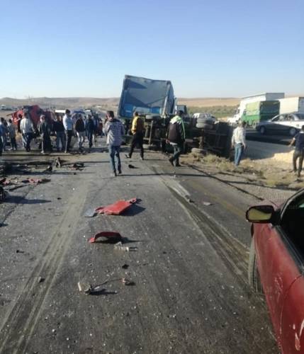 إصابة 40 شخص في حادث بين ثلاث تريلات و حافلة  على الصحراوي (صور)