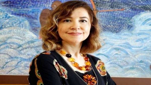 بالصور.. أنقرة تستدعي سفيرتها في أوغندا بعد ارتدائها فستانا مثيرا للجدل!