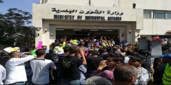 اتفاق ينهي اعتصام عمال البلديات (تفاصيل)