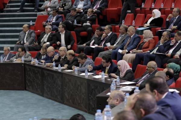 الطاقة والمالية تناقشان بند فرق اسعار المحروقات