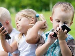 إذا كنت تسمح لطفلك باستخدام الهاتف الذكي.. توقف حالا