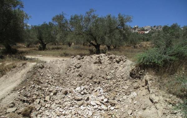 طرق زراعية  مغلقة ..ومخاطبات تضرب  بعرض الحائط.. تفاصيل