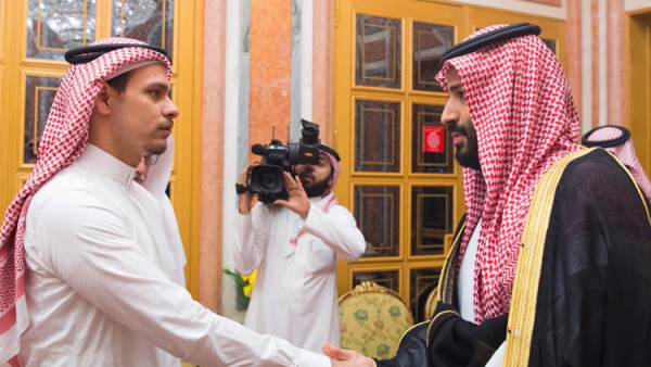 نجل خاشقجي يعلق على صورته المشهورة مع محمد بن سلمان