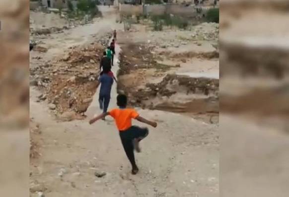 طلبة في الشونة يعرضون ارواحهم للخطر في رحلة الذهاب والعودة من المدرسة (تفاصيل)