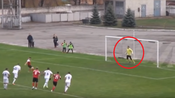 شاهد بالفيديو .. حارس مرمى يتصدى لركلة جزاء برأسه بطريقة طريفة