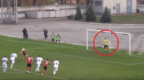 شاهد.. حارس مرمى يتصدى لركلة جزاء برأسه بطريقة طريفة