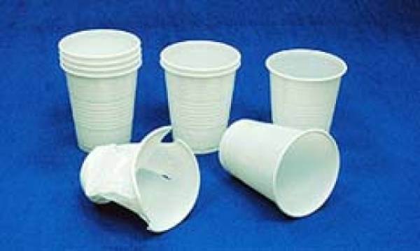 المشروبات الساخنة في أكواب البلاستيك.. سموم نشربها بأيدينا