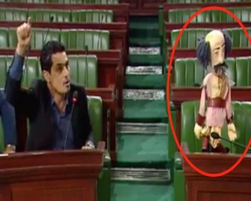 بالفيديو .. بسبب غياب وزير عن جلسة مسائلة في البرلمان .. نائب تونسي يحضر دمية مكانة