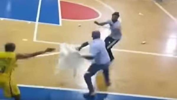 مباراة كرة السلة تنقلب إلى ميدان اقتتال بـالكراسي..فيديو