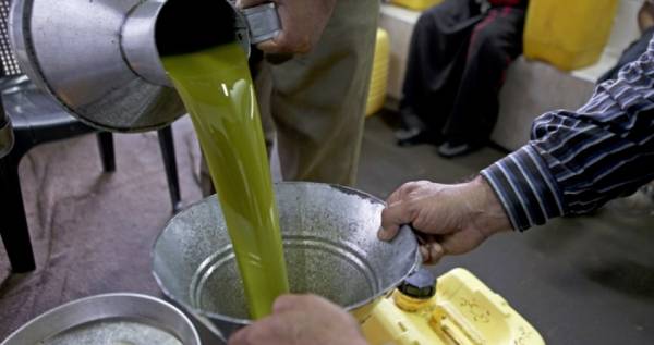 الرصيفة .. توقیف خمسة أشخاص بتھمة الغش بالزیت