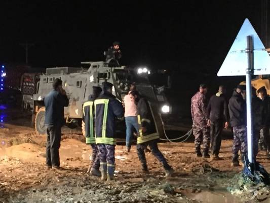 بجهود الدرك والامن العام ...فتح الطريق الصحراوي بالاتجاهين (صور)