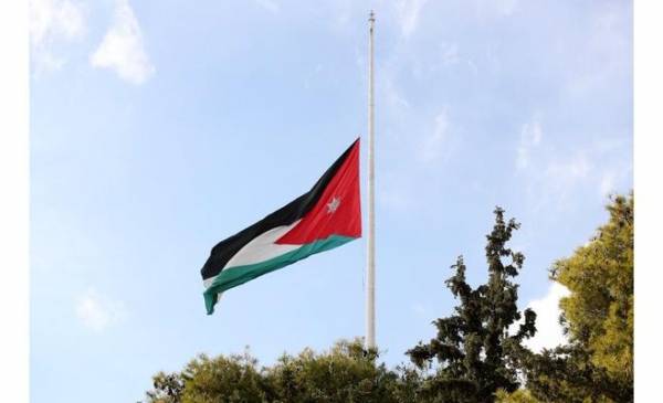 الديوان الملكي ينكس علم السارية حدادا على ضحايا السيول