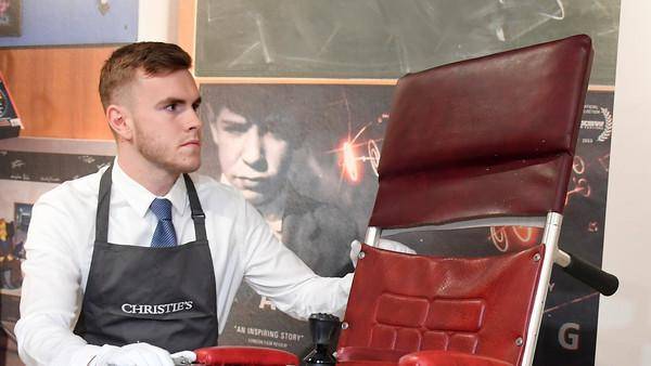 بيع كرسي ورسالة لستيفن هوكينغ برقم خرافي