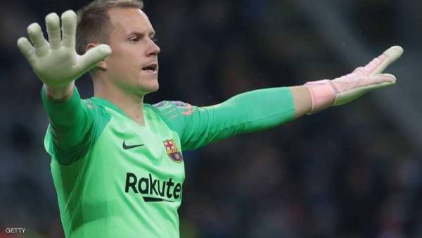 حارس برشلونة يخالف المألوف ويظهر في أغرب مكان