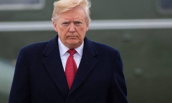 منتقدون لترامب بعد إلغائه زيارة مقبرة عسكرية بسبب المطر: خاف أن يتبعثر شعره! (تغريدات)