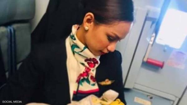 المضيفة المرضعة تحل أزمة في الجو.. وتنال سيلا من الإشادات