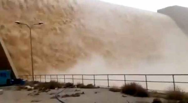 الدفاع المدني يدعو الى الابتعاد عن سيول المنطقة الشرقية وسد الموجب