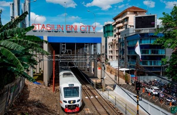 حادث مرعب في اندونيسيا.. قطار يدهس العشرات (فيديو)