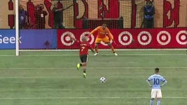 لاعب في الدوري الأمريكي يسجل هدفه بركلة جزاء مبتكرة (فيديو)