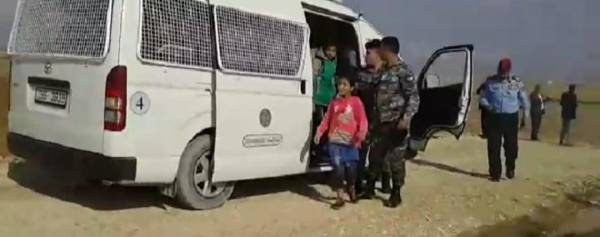 دورية درك تنقذ 3 أطفال حاصرتهم السيول في المفرق.. فيديو