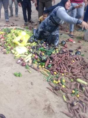 بالفيديو والصور :بائعة خضار تطيح بمسؤول في الدولة بمصر