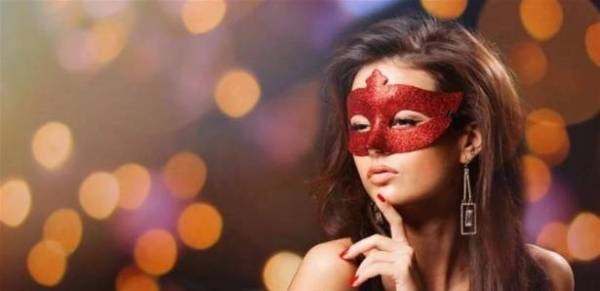 بالفيديو..فنانة عربية شهيرة تتعرّض للتشويه بسبب طبيبة نصابة!