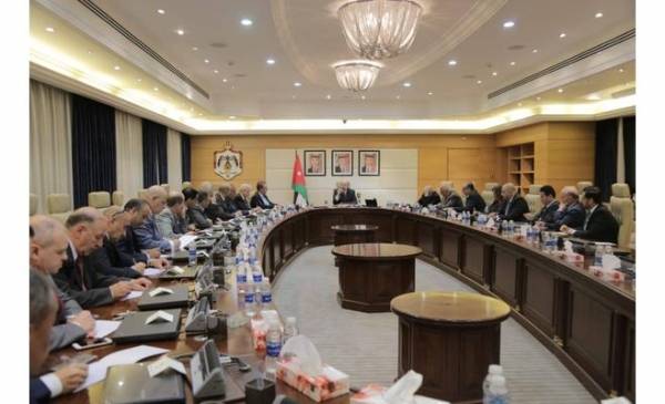 الرزاز: عمل الحكومة يسير وفق أسلوب ونهج مختلف