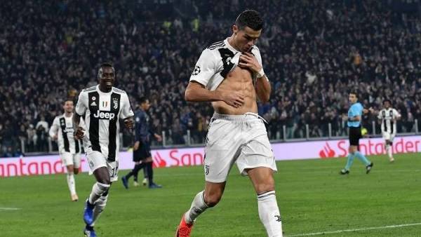 شاهد.. نجل أحد زملاء رونالدو يحتفل على طريقته!