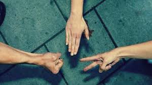 بالفيديو  إيقاف حكم استبدل العملة المعدنية بلعبة صخرة ورقة مقص