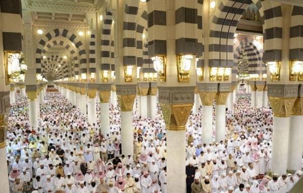 بالفيديو .. بحضور نجله .. إقامة أول صلاة للغائب على خاشقجي بالمسجد النبوي