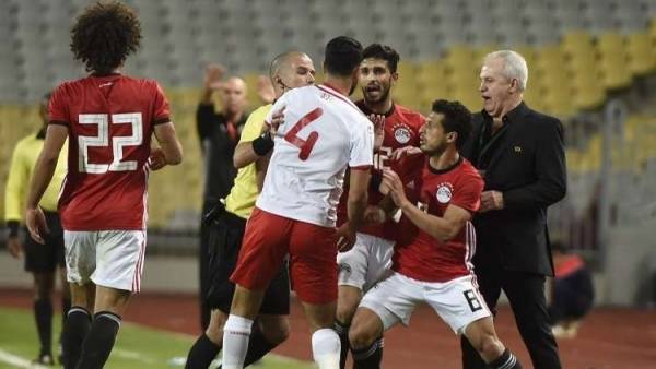 شاهد.. حركة مشينة من مدرب مصر في مباراة تونس