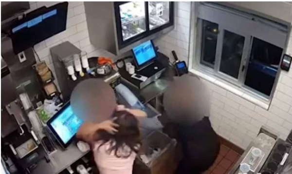 عراك شرس في ماكدونالدز.. والسبب غريب