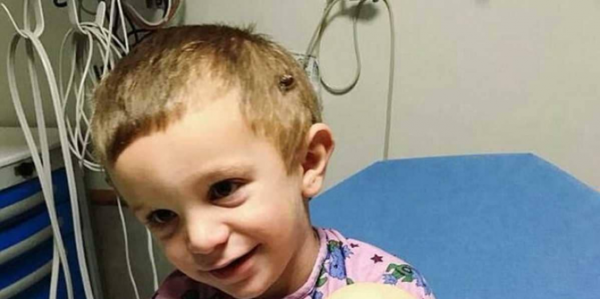 طفل برأس شخص بالغ