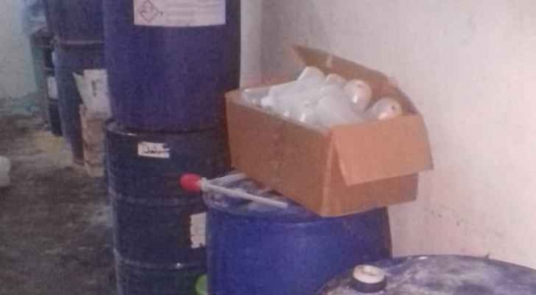 البيئة تضبط مستودعاً للمواد الكيماوية في الرصيفة