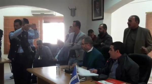 بلدية الزرقاء توافق على مطالب موظفيها