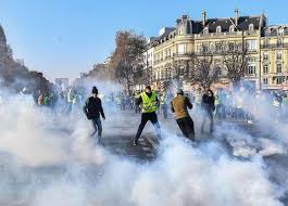فرنسا: قتيل و(400) جريح ضد اسعار الوقود