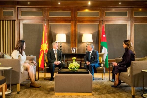 الملك والملكة يستقبلان رئيس مقدونيا وعقيلته
