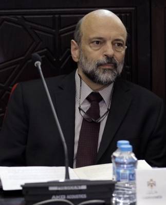 الرزاز: سندفع ثمناً إن لم نقر قانون الضريبة