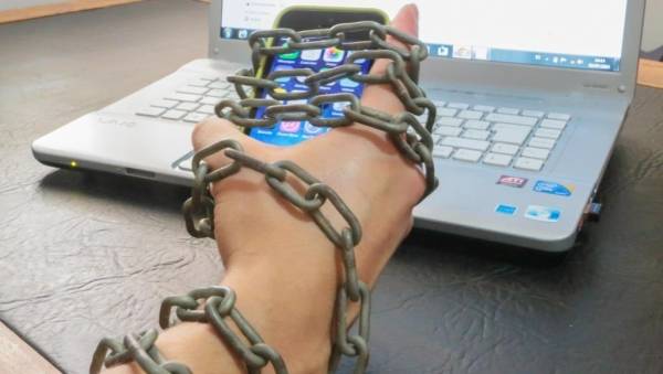 دراسة صادمة!..أعراض التخلي عن الهاتف الذكي كوقف تعاطي المخدرات