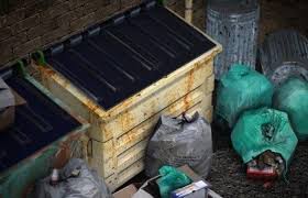 يغوص في القمامة للبحث عن بطاقة يانصيب ربحت 4.8 مليون دولار