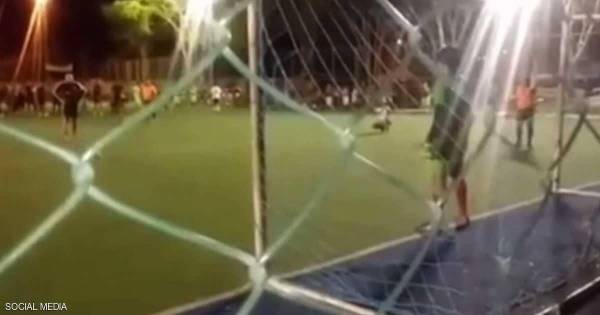 إهدار ركلة جزاء لسبب أغرب من الخيال.. فيديو للحادثة
