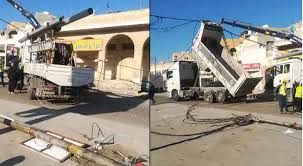 تصادم قلاب بأسلاك كهرباء يتسبب بسقوط 5 أعمدة ضغط عالي على مركبات