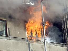 اصابة خمسة ضباط صف أثناء إنقاذهم لعائلة شب حريق بمنزلهم