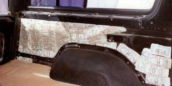 سيارة محشوة بـ 1.2 مليون دولار لشقيق أخطر بارون مخدرات