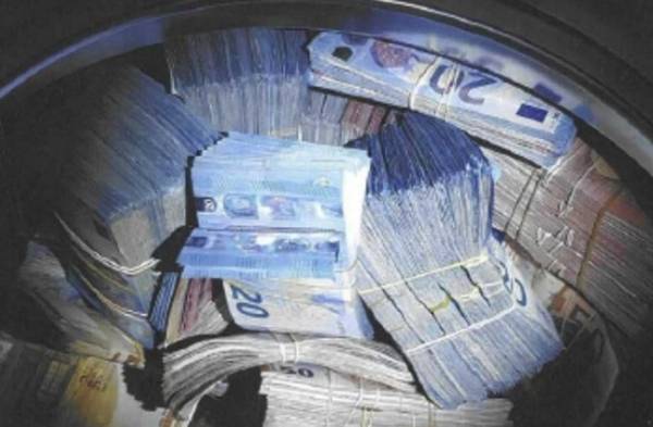 لص يغسل أمواله حرفيا.. ويخبئها في مكان غريب