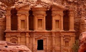 مصرع سائحة فرنسية إثر سقوطها عن مرتفع بالبترا